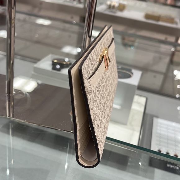 MICHAEL KORS
Reed Large Snap Signature Wallet
35S3G6RE3B
Lt Cream Multi
NWT - Picture 5 of 16